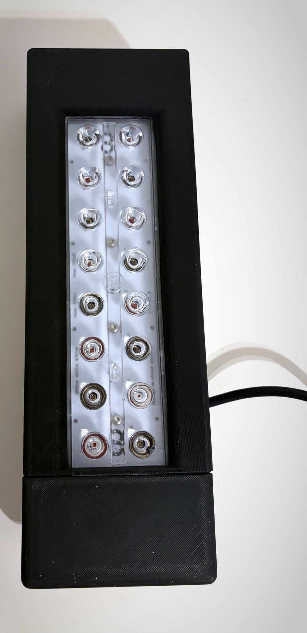 Detalle de los 16 LEDs del panel NUMEN en dos filas, mostrando los distintos tipos de emisor